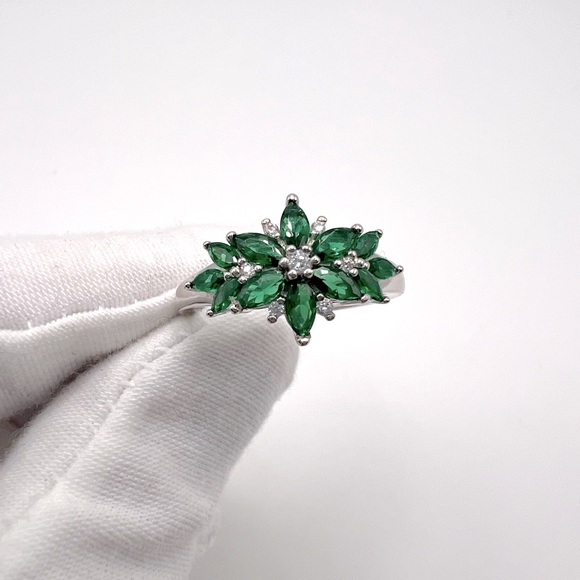 .925 Sterling Silver Rhodium Plated Green Cz Flower Ring - Picture 3 of 17